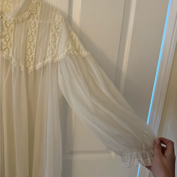 Vintage lace night gown - Picture 2 of 4